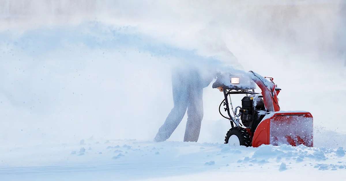 Снегоуборщик забился снегом во время работы – что делать?